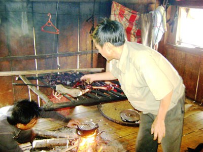 Người dân xã Trà Cang tranh thủ nướng thịt bò chết làm thức ăn dự trữ