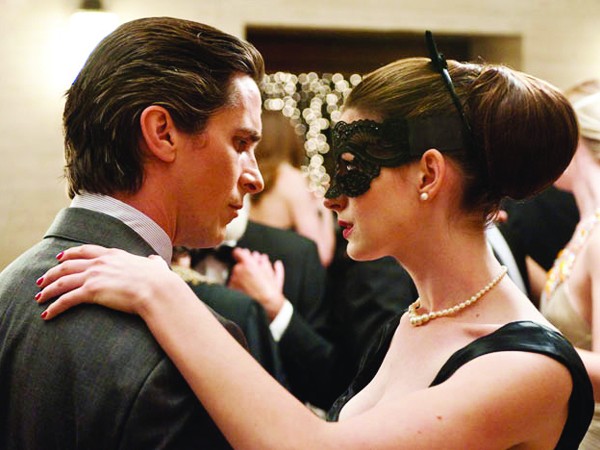 Christian Bale và Anne Hathaway trong phim