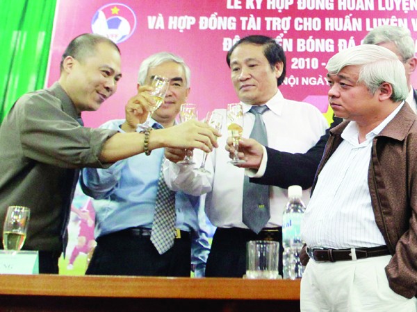 Chủ tịch AVG Phạm Nhật Vũ (trái) và Phó CT VPF Nguyễn Đức Kiên (phải) đã đạt được thỏa thuận chuyển giao bản quyền truyền hình V.League cho VPF Ảnh: VSI