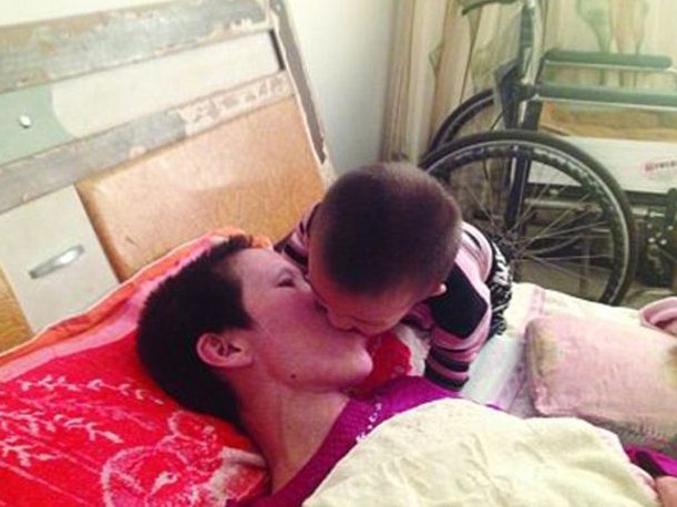 Cậu bé 2 tuổi người Trung Quốc hàng ngày nhá cơm mớm cho mẹ bị liệt