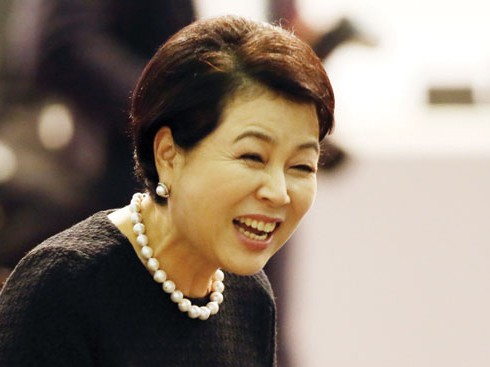 Phu nhân của Tổng thống Hàn Quốc Lee Myung Bak, bà Kim Yoon Ok bị thẩm vấn bằng văn bản