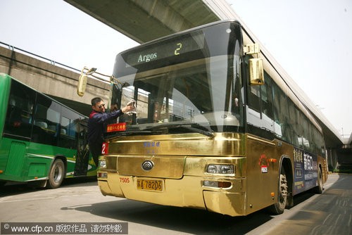 Xe buýt bọc vàng xuất hiện tại Trung Quốc