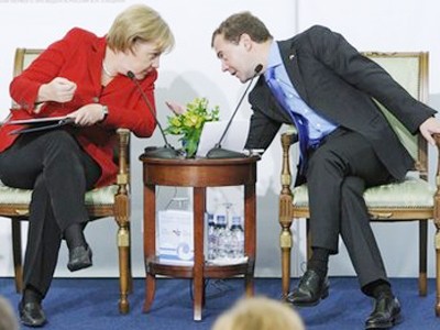 Thủ tướng Đức Angela Merkel (trái) hội đàm với Tổng thống Nga Dmitry Medvedev