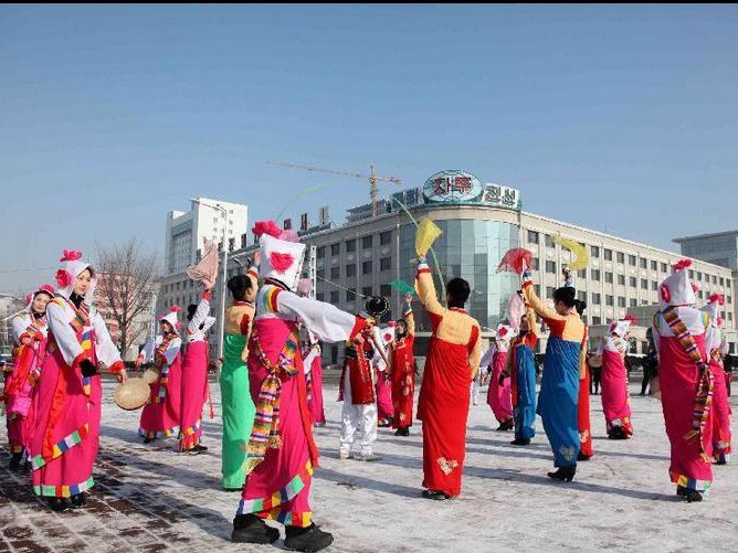 Người dân Triều Tiên ăn mừng vụ phóng tên lửa thành công