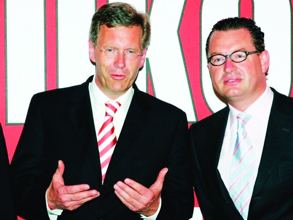Ông Christian Wulff (trái) thời là Thống đốc bang Hạ Saxony và Tổng biên tập Kai Diekmann tại một bữa tiệc của Bild hồi tháng 7-2006 Ảnh: DPA