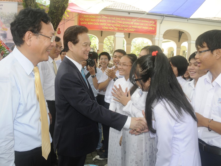 Thủ tướng Nguyễn Tấn Dũng bắt tay chúc mừng các học sinh nhân ngày khai giảng tại trường THPT chuyên Lê Hồng Phong sáng 4-9.