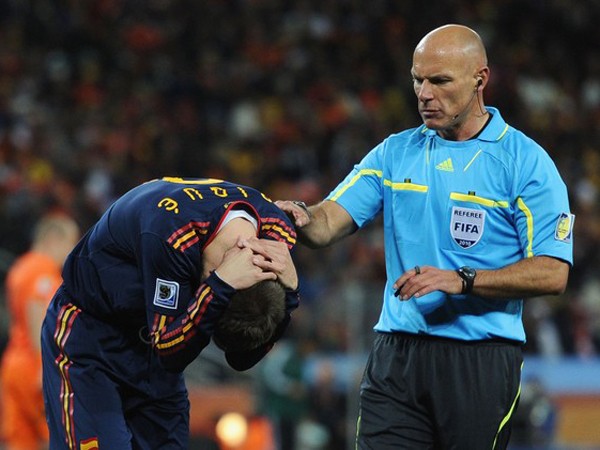 Trọng tài người Anh Howard Webb (phải) trong trận chung kết Tây Ban Nha thắng Hà Lan 1 - 0. Ảnh: Getty Images