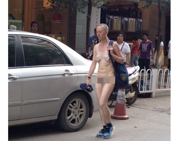 Cô gái khỏa thân đi bộ giữa đường phố Trung Quốc