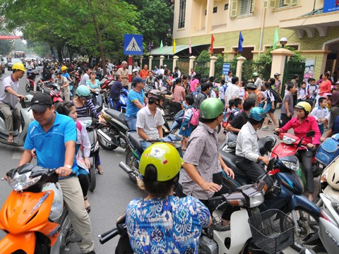 Cảnh đón con làm tắc đường Nguyễn Thái Học trước cổng trường tiểu học Phan Chu Trinh (Hà Nội). Ảnh: Hồng Vĩnh