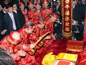 Các vị cao niên phường Lộc Vượng, thành phố Nam Định, thực hiện nghi thức khai ấn. (Ảnh: Thế Duyệt/TTXVN)