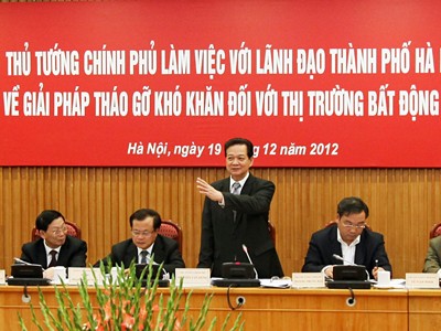 Thủ tướng làm việc với lãnh đạo Hà Nội: Giảm lãi suất, kích cầu nhà ở xã hội