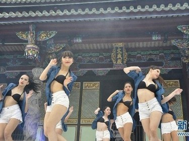 Mặc sexy, nhảy hiphop trước…đền Khổng Tử