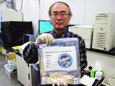 Tiến sĩ Muneo Takaoki, Cơ quan Hàng không Vũ trụ Nhật Bản (JAXA) và túi hạt giống cây có tên các nước tham gia (H.Đ)