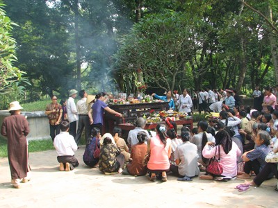 Nhân dân thắp hương trước mộ Vua Lê Thái Tổ - tại khu di tích Lam Kinh