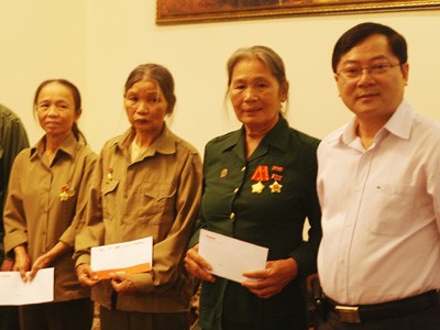 Báo Tiền phong trao quà cho cựu TNXP Truông Bồn