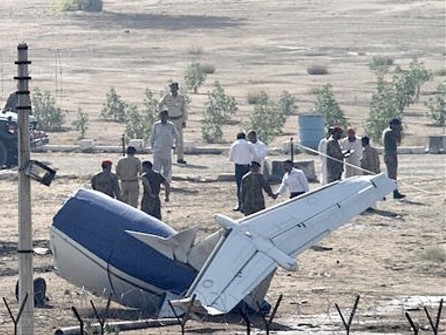 Các quan chức và quân nhân Pakistan đang kiểm tra hiện trường vụ máy bay rơi ngày 5-11. Ảnh: AP