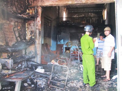 Lực lượng chức năng đang tìm hiểu nguyên nhân gây ra cháy Ảnh: Nguyễn Huy