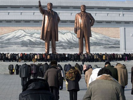 Người dân CHDCND Triều Tiên cúi đầu trước tượng đài hai lãnh tụ kính yêu