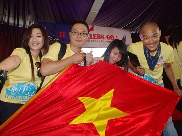 Bốn thành viên đội Việt Nam từ trái qua: Liên Hương, Việt Dũng, Thùy Linh, Trọng Tùng