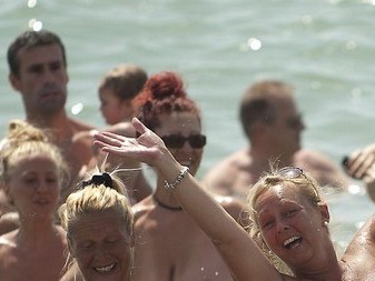 Kỷ lục mới về số người tắm biển khỏa thân