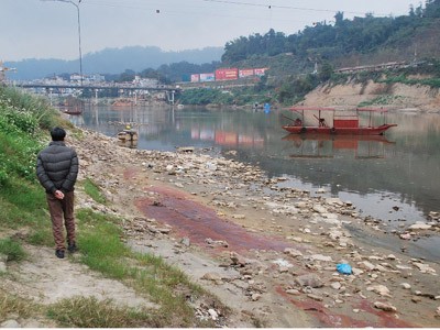 Mùa mưa ở Lào Cai thường xuất hiện vào cuối tháng tư, người sống ven sông phải sống chung với ô nhiễm khoảng hai tháng nữa