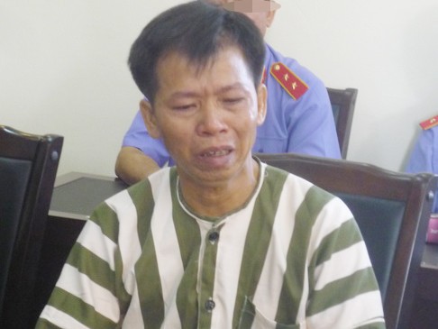Ông Nguyễn Thanh Chấn bật khóc ngày được tạm trả tự do. Ảnh: Minh Quang - Tuổi Trẻ