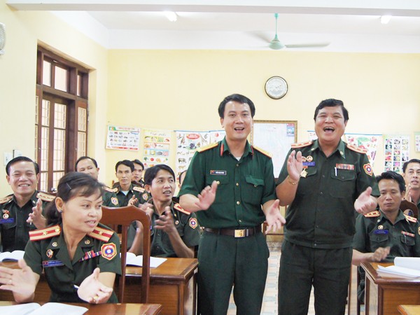 Trung tá Khon Sạ Vẳn (phải) và cán bộ Ban Thanh niên Quân đội Việt Nam bắt nhịp một bài hát tập thể tại lớp tập huấn Ảnh: N.S