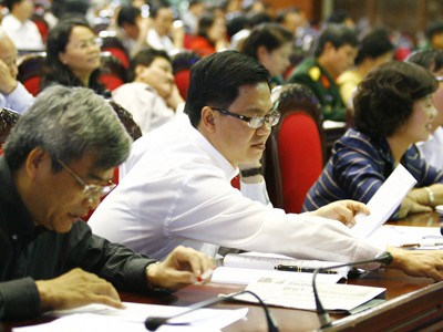 Hơn 80% đại biểu đồng ý thông qua nghị quyết về dự toán ngân sách Nhà nước năm 2011. Ảnh: Hồng Vĩnh