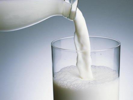 Giá sữa thế giới giảm, trong nước vẫn cao