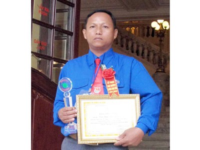 Phú Đoan nhận giải thưởng Lương Định Của