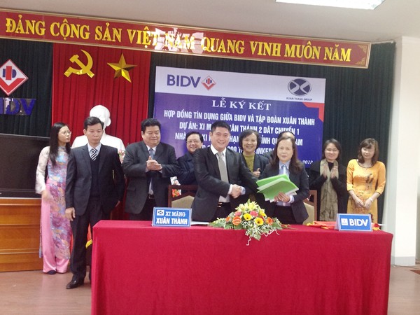 Ông Nguyễn Đức Thuỵ và bà Nguyễn Thị Mai ký kết hợp đồng tín dụng trị giá gần 2.000 tỷ đồng