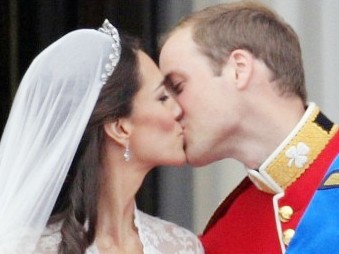 Nụ hôn ngọt ngào của Hoàng tử Anh trao vợ