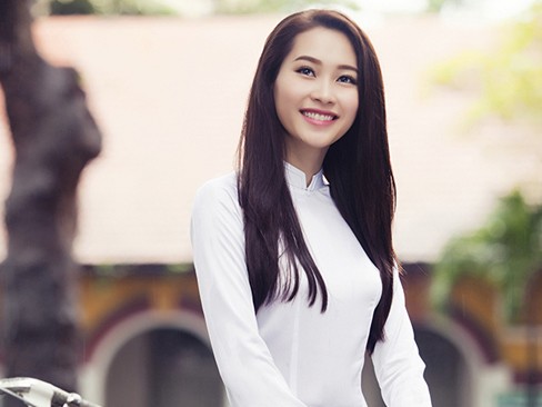 Hoa hậu Thu Thảo đẹp 'mê mẩn' với áo dài nữ sinh
