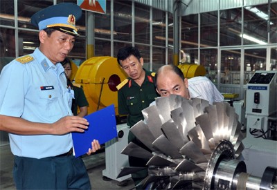 Thăm nhà máy sửa chữa máy bay chiến đấu của Việt Nam