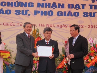 Phong Giáo sư và phó giáo sư 2012: Đặc cách vì đặc biệt