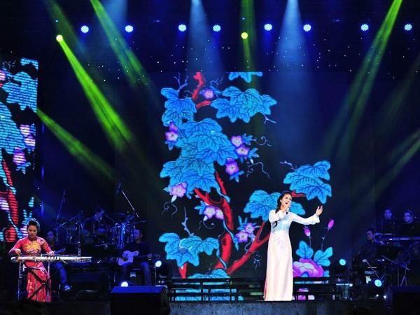 Linh Hoa và “Mưa xuân” trên sân khấu Bài hát Yêu thích Ảnh: Trung Hải