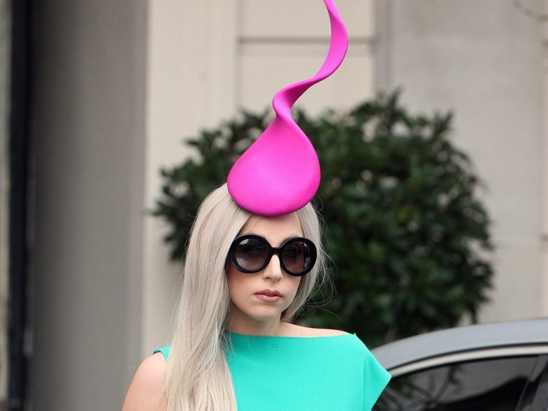 Sốc với mũ hình 'tinh binh' của dị nữ Lady Gaga