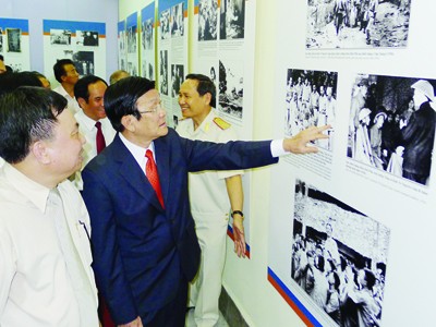 Chủ tịch nước Trương Tấn Sang cùng các đại biểu thăm triển lãm ảnh, chiều 22-8. Ảnh: Xuân Phú