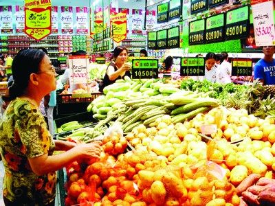 Khách hàng lựa chọn thực phẩm tươi sống tại siêu thị Coop Mart trong chương trình Tự hào hàng Việt