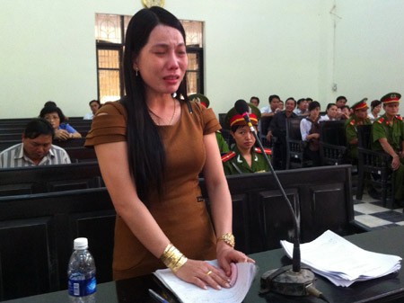 Bà Trần Hồng Ly bật khóc tại tòa