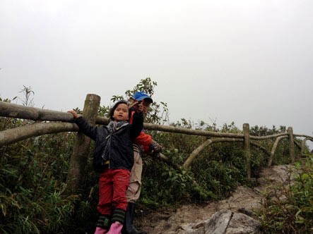 Bé gái 5 tuổi leo Fanxipang