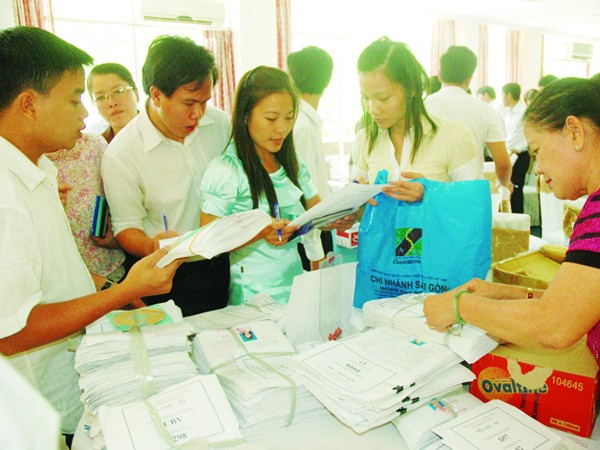 Đại diện Sở GD-ĐT các tỉnh thành bàn giao hồ sơ ĐKDT ĐH, CĐ năm 2012 tại TPHCM Ảnh: Quang Phương