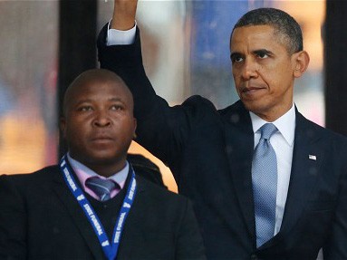 Phiên dịch viên giả đứng cạnh Tổng thống Mỹ Barack Obama trong lễ tang ông Nelson Mandela