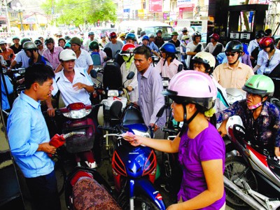 Hàng chục triệu người tiêu dùng cả nước có quyền được biết thực chất giá xăng dầu mà họ phải mua Ảnh: Hồng Vĩnh