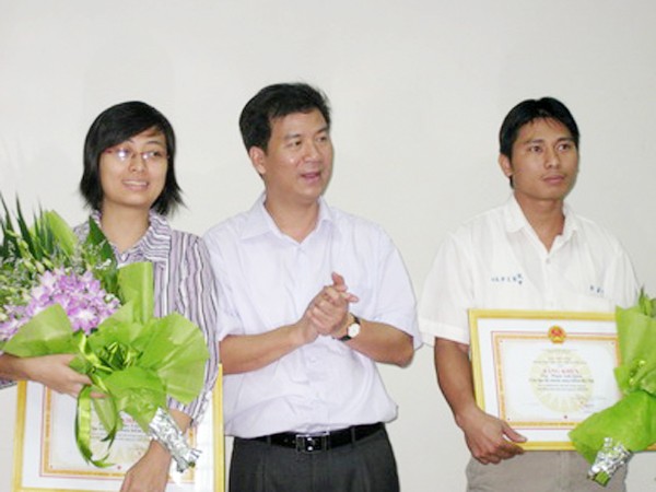 Ứng Thùy Linh (ngoài cùng bên trái) nhận bằng khen của TƯ Hội Chữ thập đỏ Việt Nam năm 2010. Ảnh: T.Hà