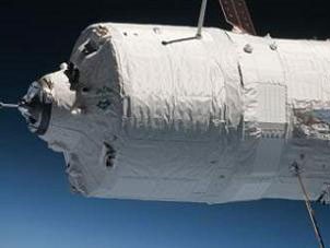 Công bố hình ảnh tàu vũ trụ cập bến ISS