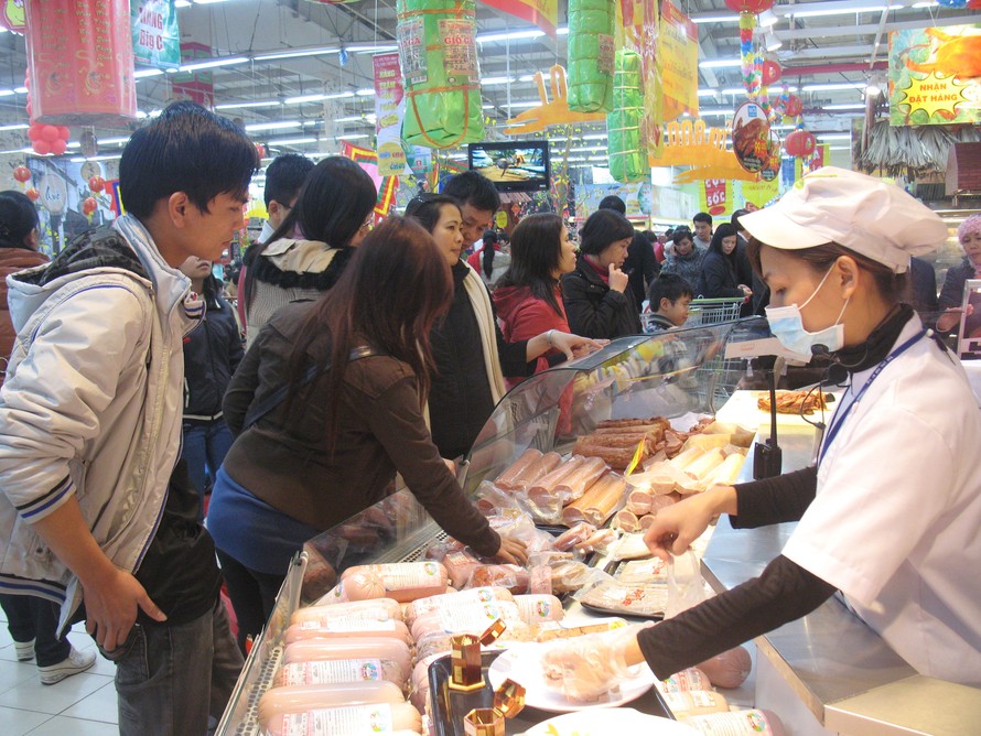 Khách hàng đổ xô mua thực phẩm khuyến mãi tại siêu thị Big C Thăng Long. N.M