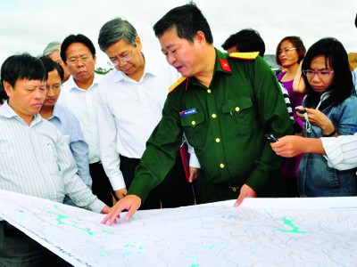 Đại tá Bùi Quang Tiến (Tổng Giám đốc Cty CP Alumin Nhân Cơ) trình bày thiết kế hồ chứa bùn đỏ cho đoàn giám sát của Quốc hội.