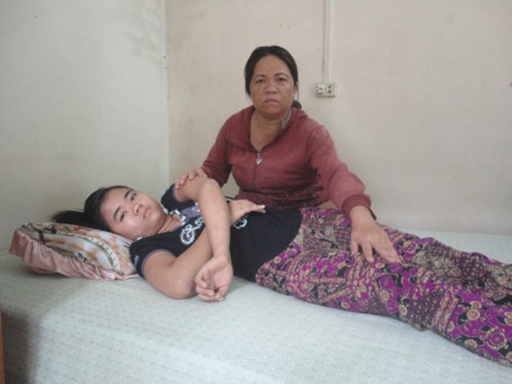 Cô gái trẻ liệt giường vì bệnh hiểm nghèo