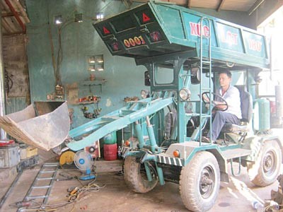 Một nông dân chế tạo xe xúc lật